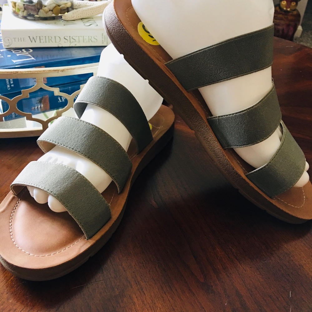 Cushionaire Triple Band Sandals